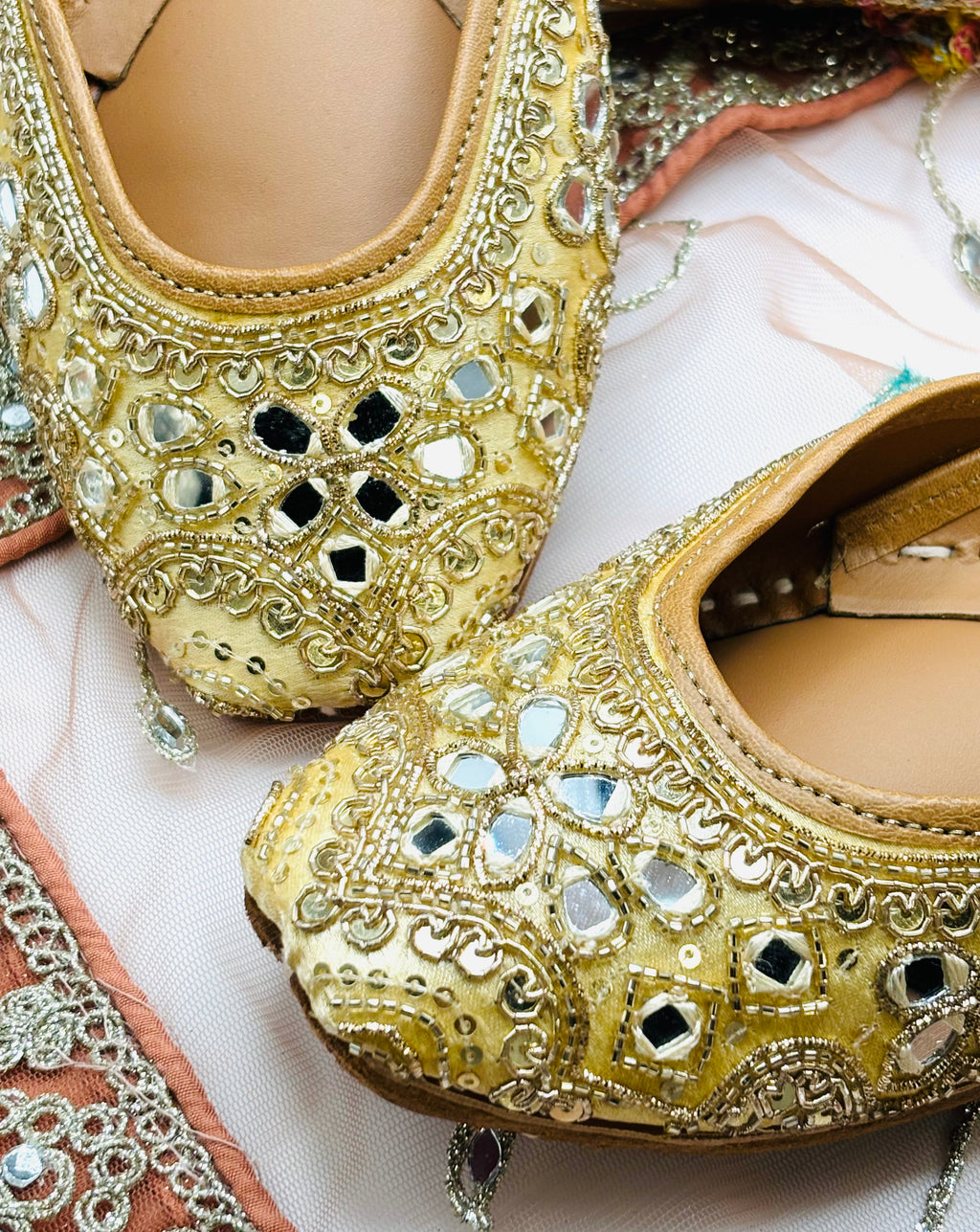 GOLDEN GLOW PUNJABI JUTTI
