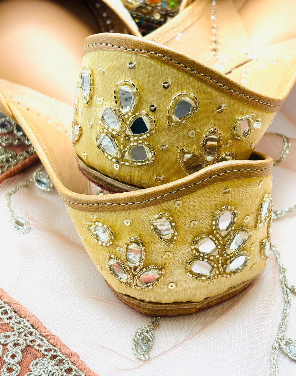 GOLDEN GLOW PUNJABI JUTTI