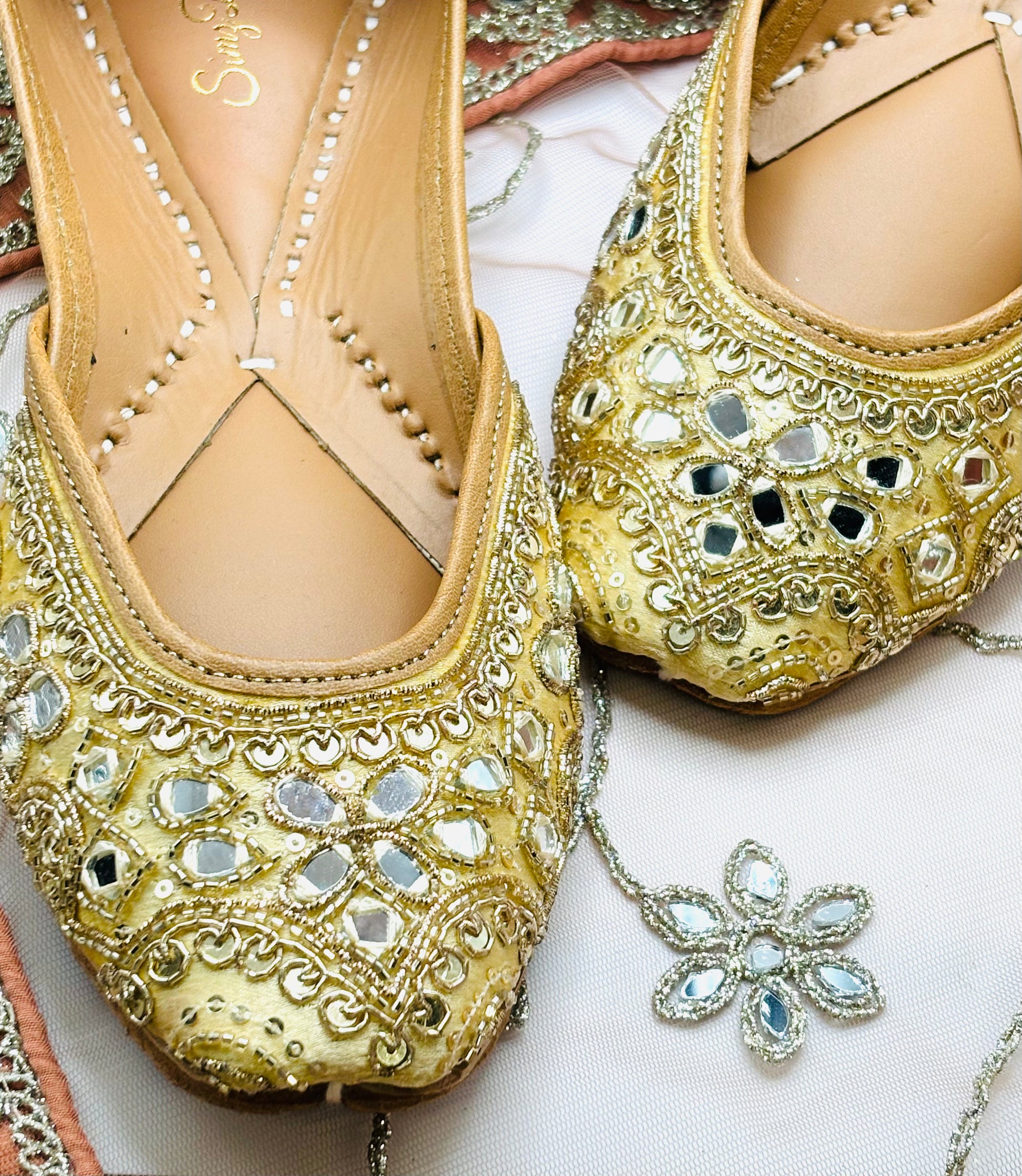 GOLDEN GLOW PUNJABI JUTTI