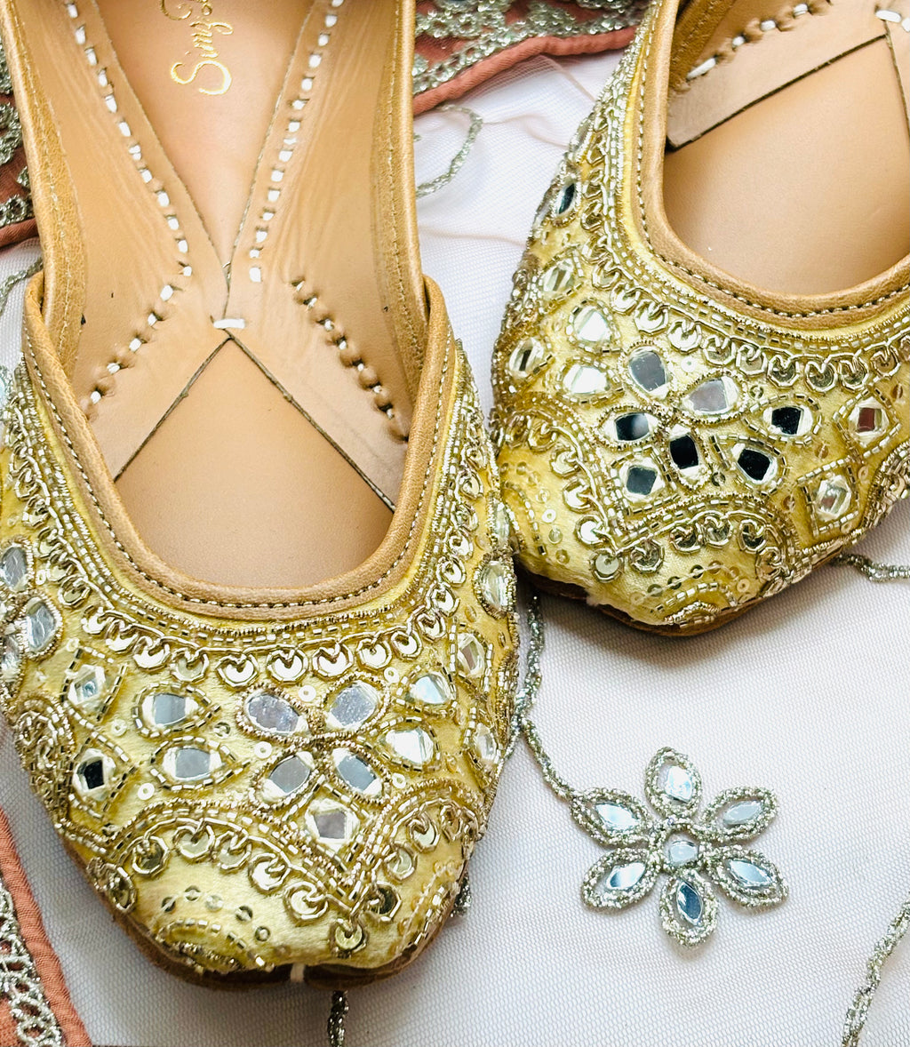 GOLDEN GLOW PUNJABI JUTTI