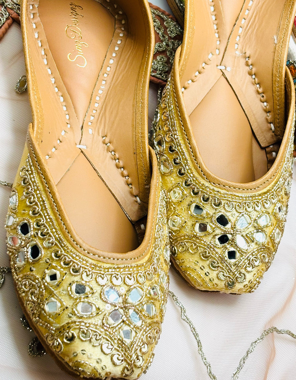 GOLDEN GLOW PUNJABI JUTTI