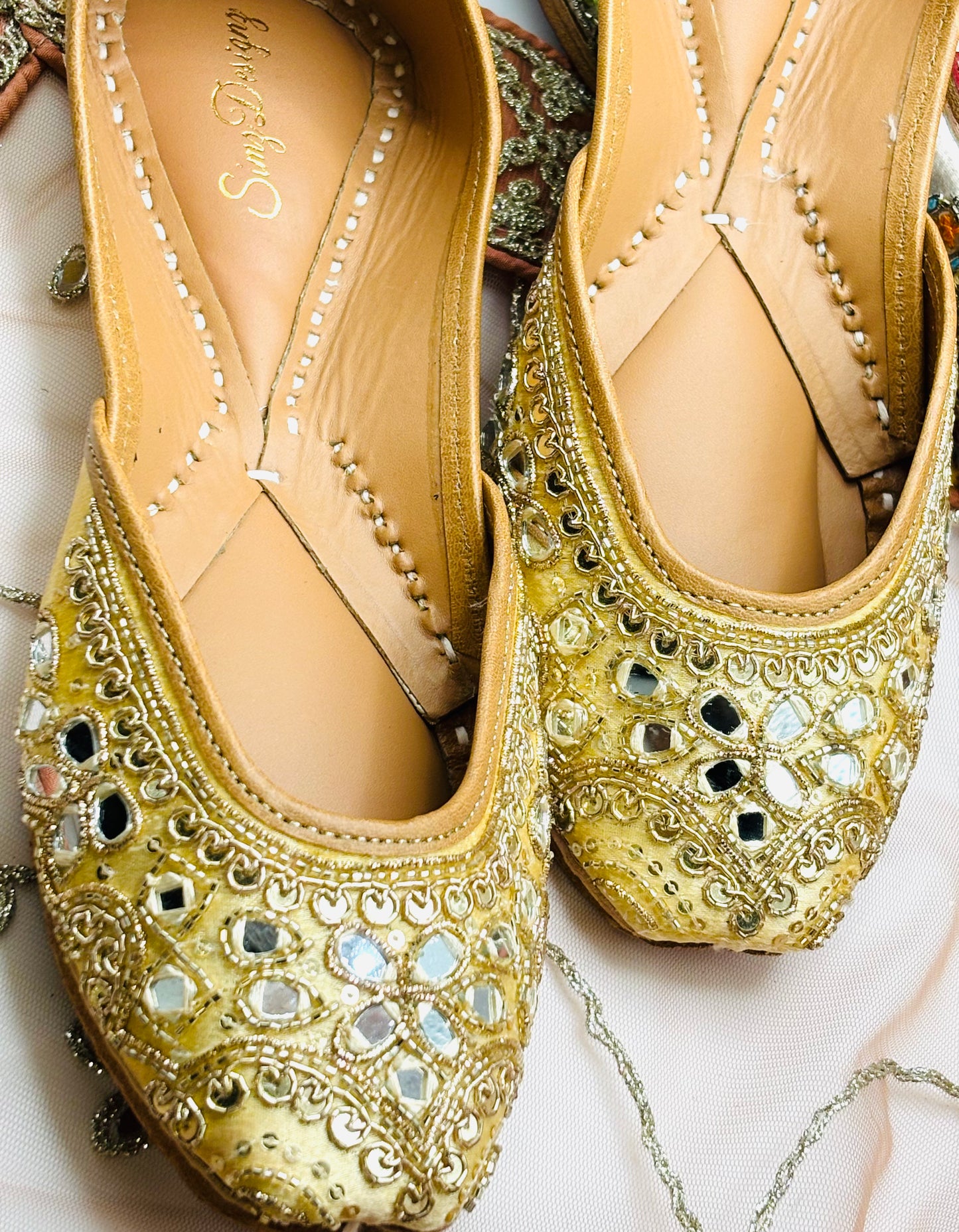GOLDEN GLOW PUNJABI JUTTI