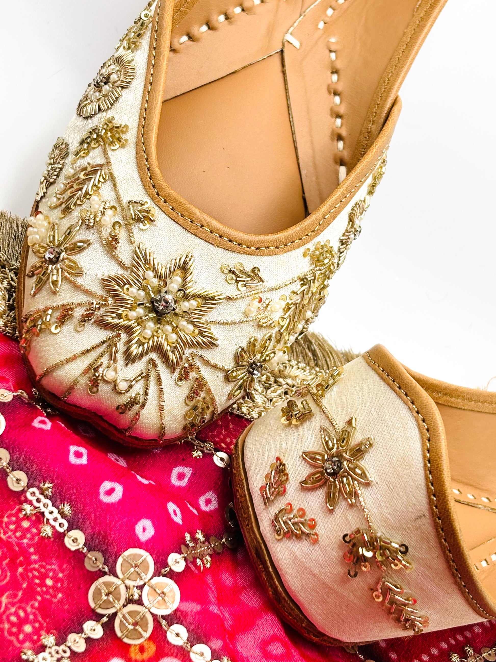 CREAMY HAND-EMBROIDED  PUNJABI JUTTI