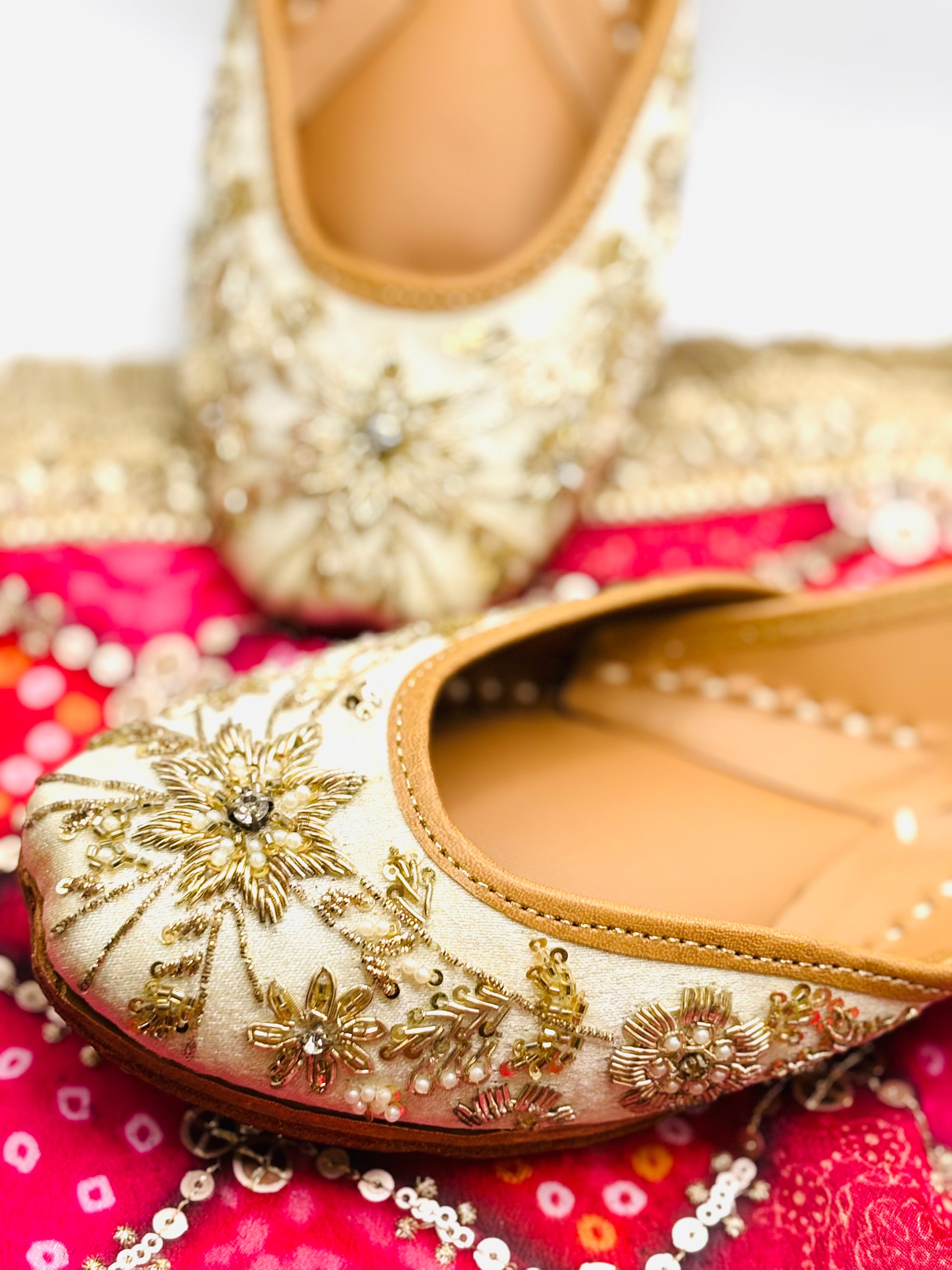 CREAMY HAND-EMBROIDED  PUNJABI JUTTI
