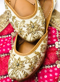 CREAMY HAND-EMBROIDED  PUNJABI JUTTI