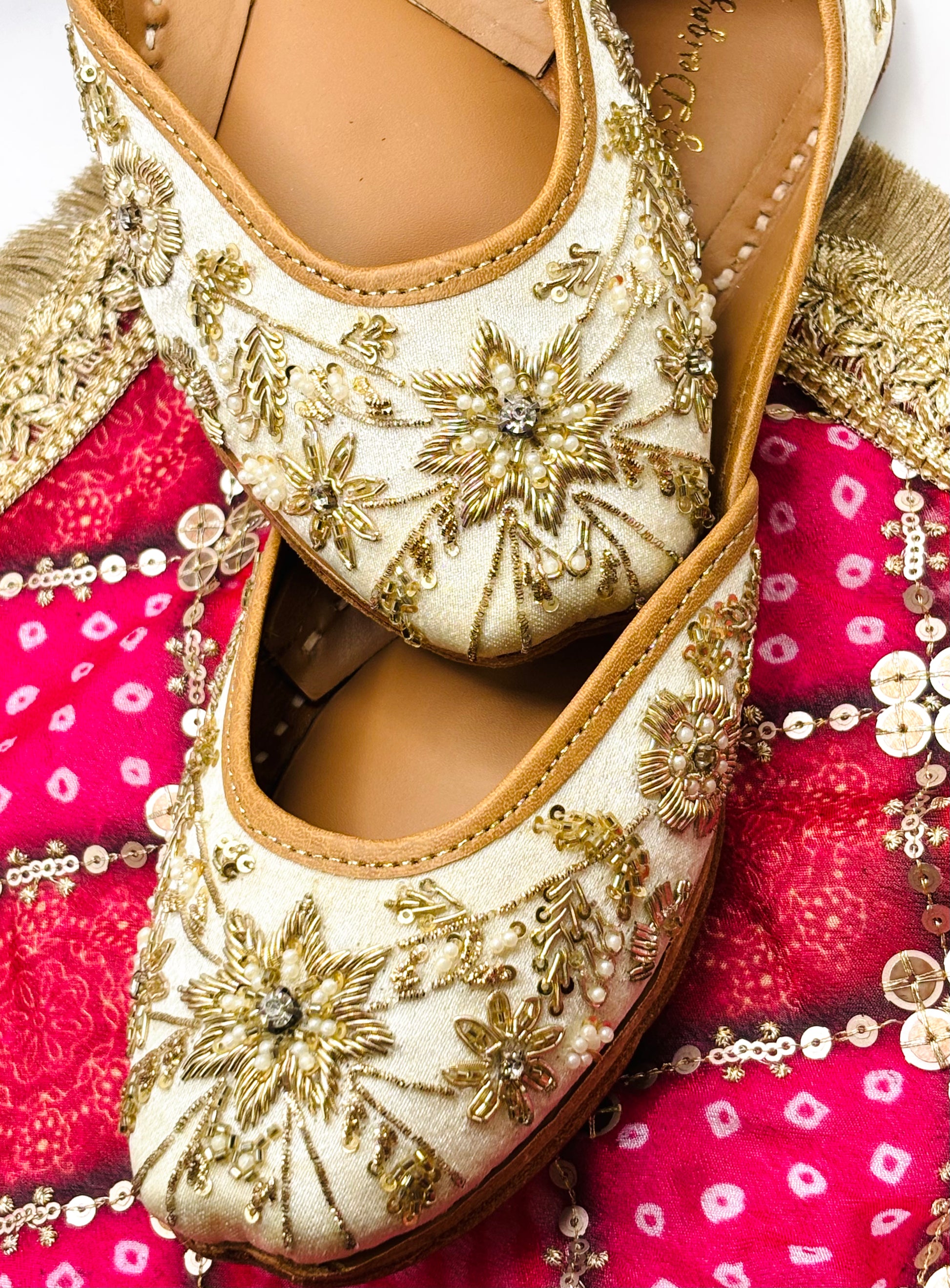 CREAMY HAND-EMBROIDED  PUNJABI JUTTI