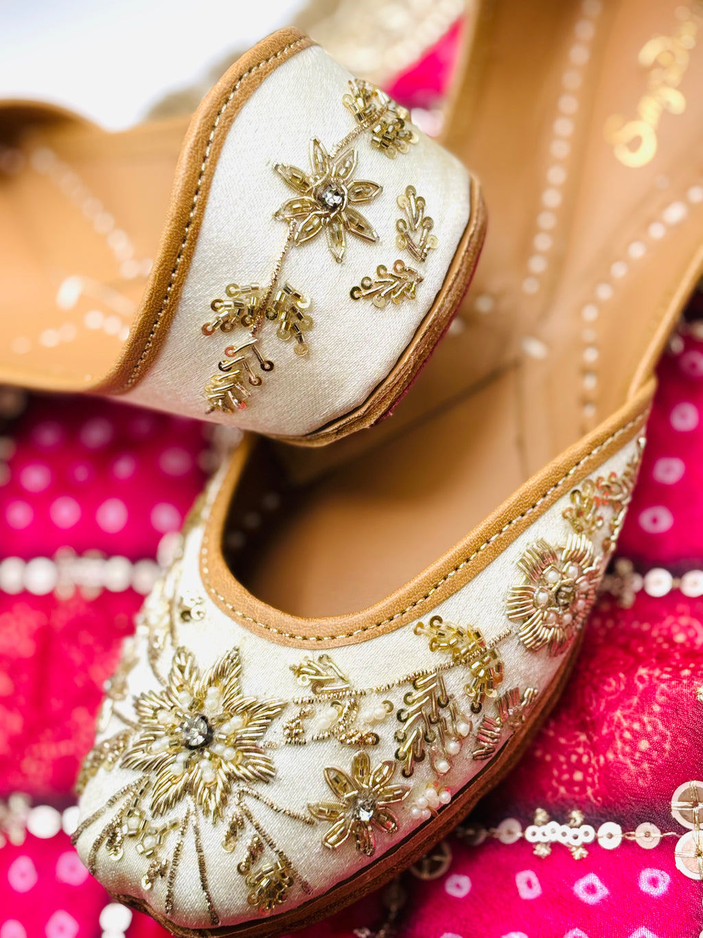 CREAMY HAND-EMBROIDED  PUNJABI JUTTI