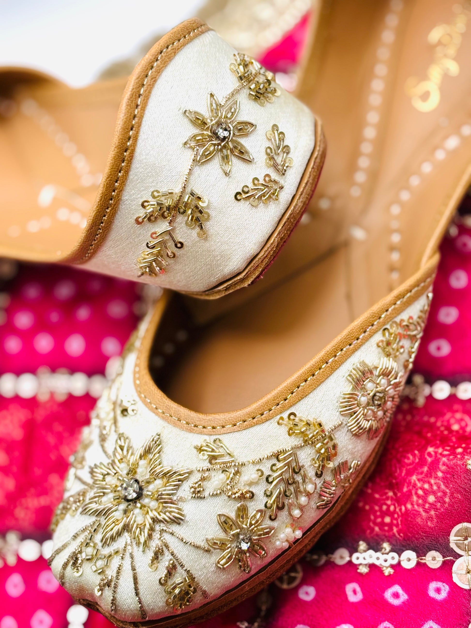 CREAMY HAND-EMBROIDED  PUNJABI JUTTI