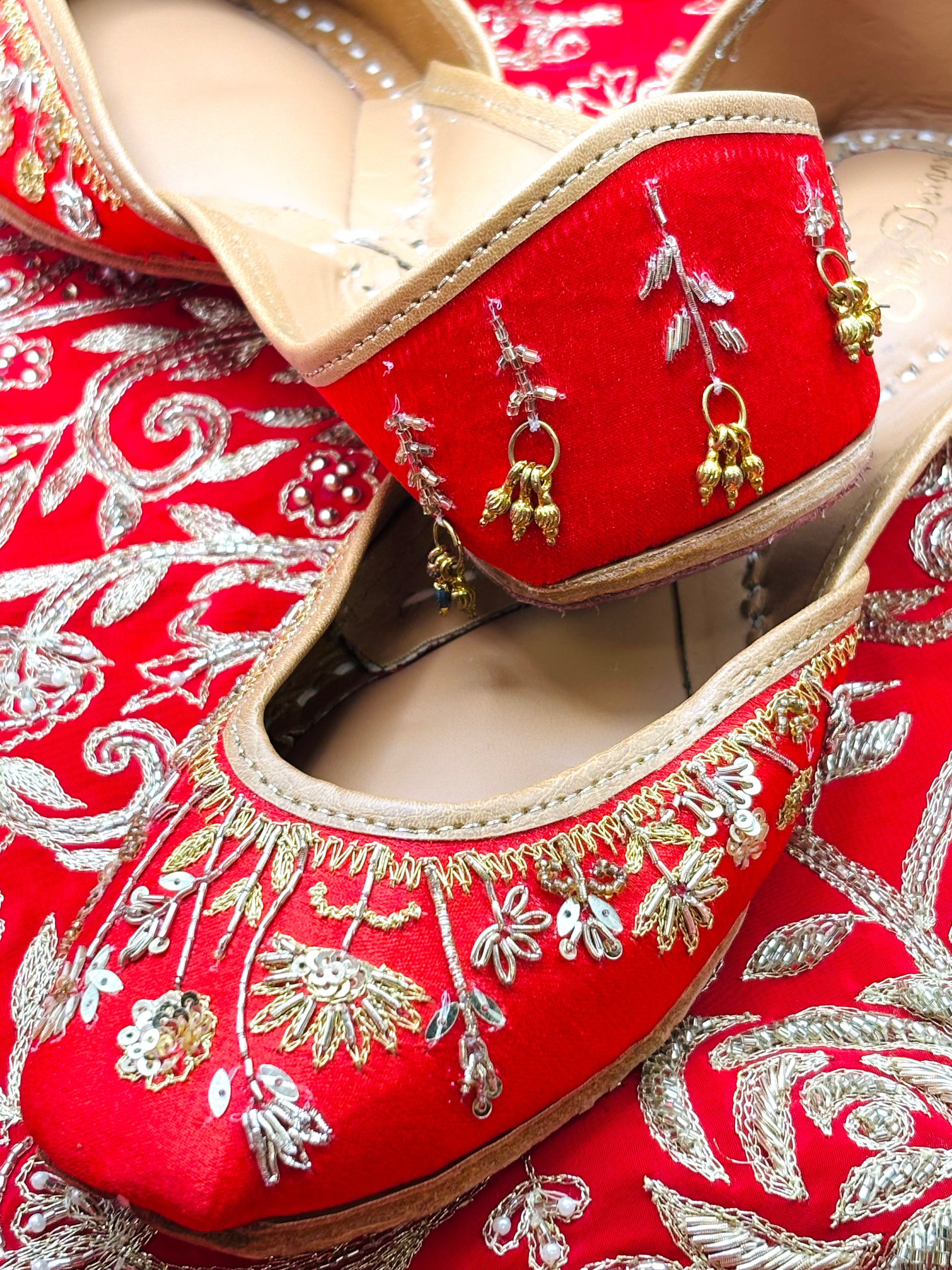 RED BRIDAL PUNJABI JUTTI